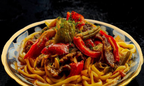 Lagmanas daržovių ir jautienos sultinyje